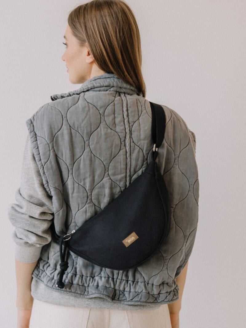 bum bag colour– Black